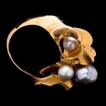 A BJÖRN WECKSTRÖM RING, cultured pearls, 18K gold. Lapponia 1973.