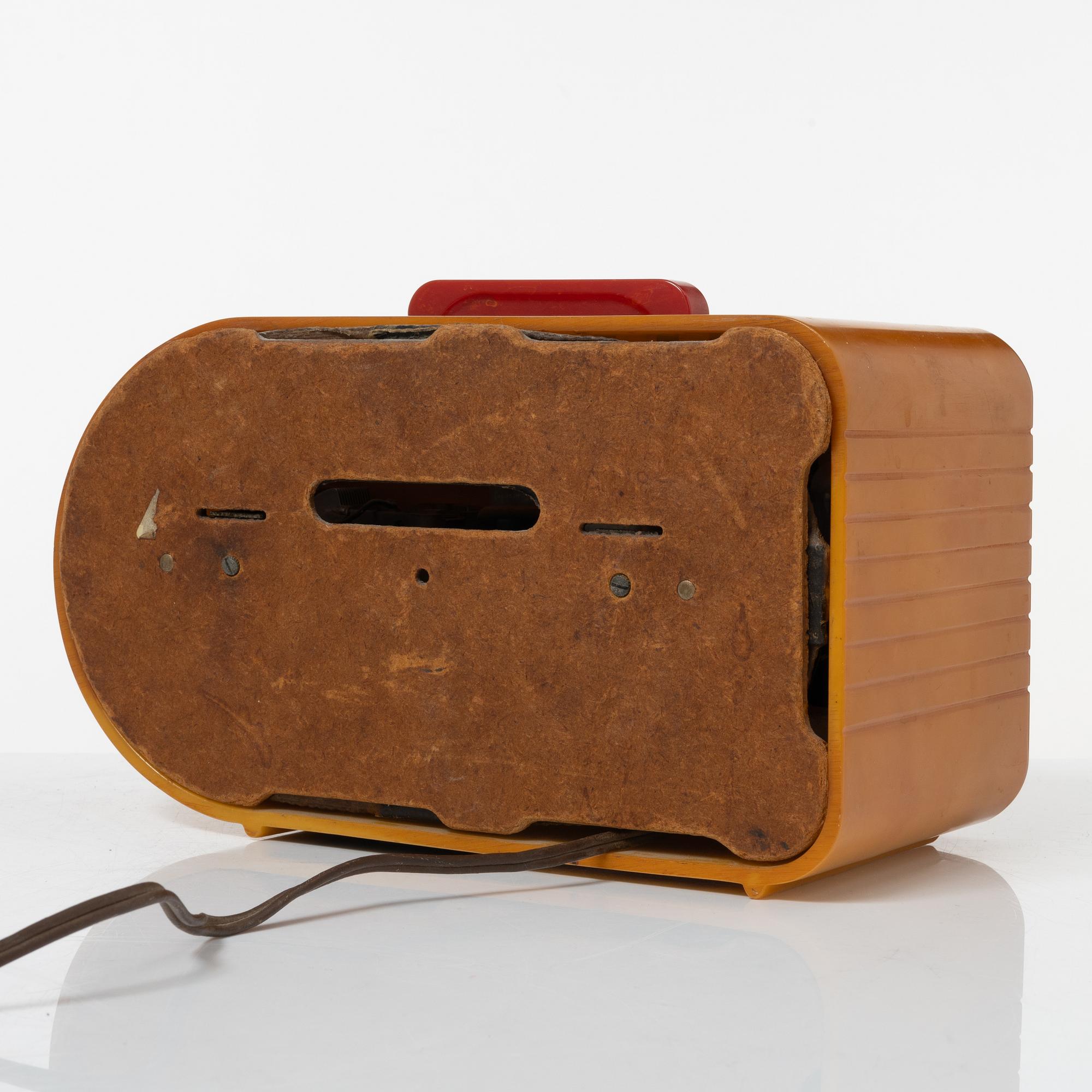 A Fada Streamliner "Bullet" radio model 1000, ca 1945.