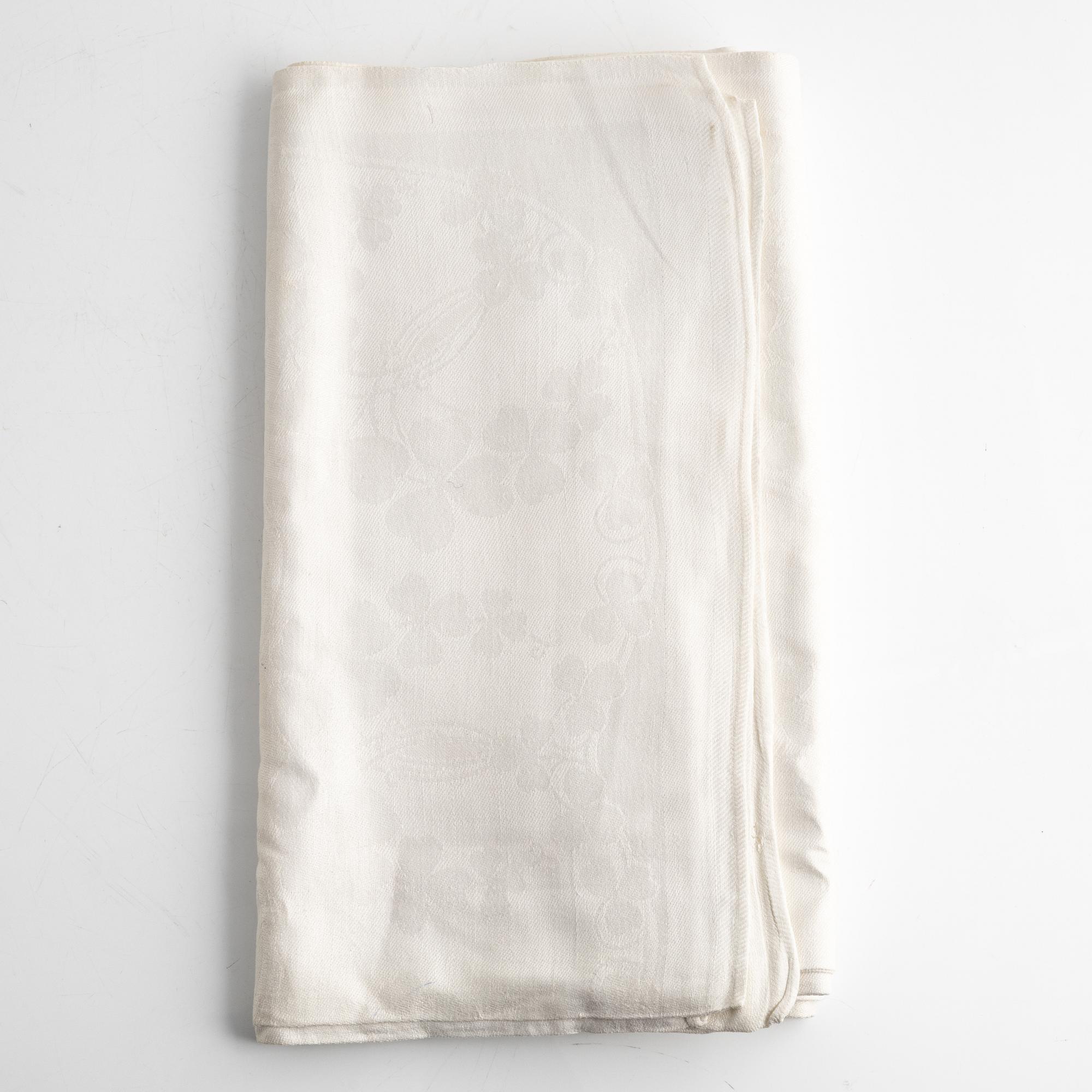 Five tablecloths, partly linen.