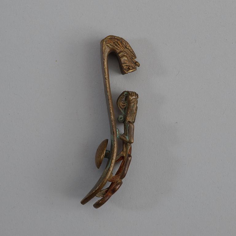 BÄLTESSPÄNNE, förgylld brons. Troligen Han dynastin (206 f.Kr-220).
