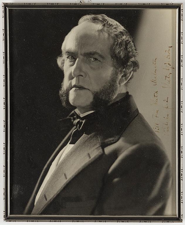 FOTOGRAFI, gelatin silver, "Victor Sjöström", egenhändig autograf.