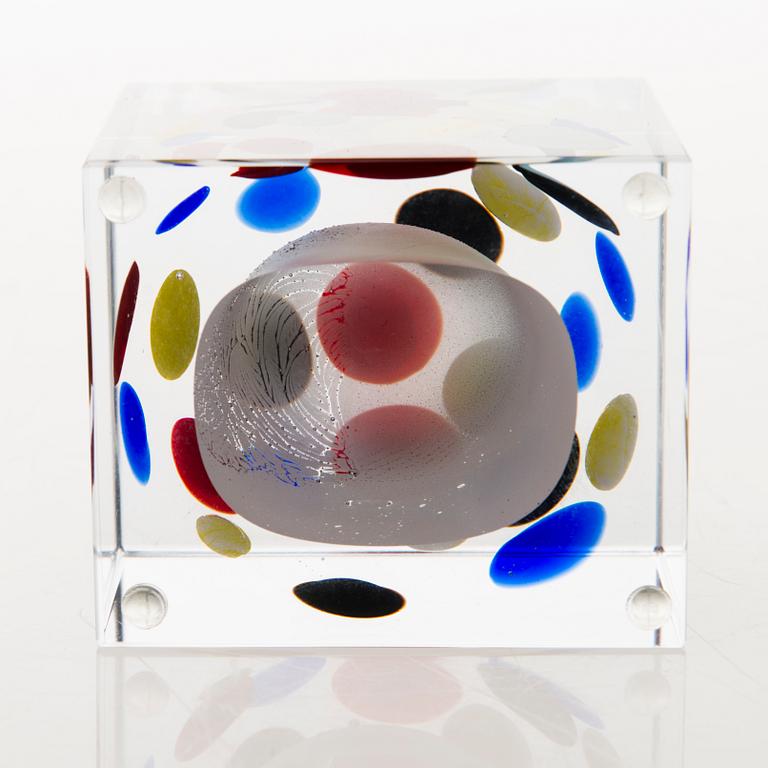 OIVA TOIKKA, An annual glass cube, signed Oiva Toikka Nuutajärvi 2003 and numbered 480/2000.