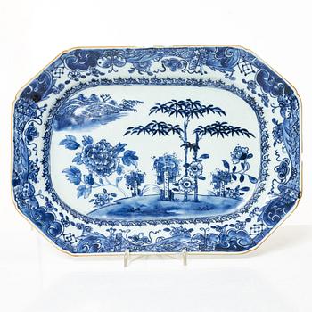 Two Chinese blue and white export porcelain dishes, Qing dynasty, Qianlong (1736-95).