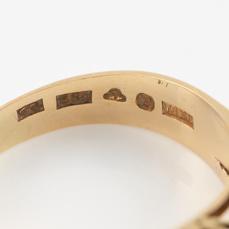 Ring 18K gold with cabochon-cut sapphire and white stones.