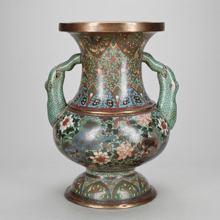 URNA MED HÄNKLAR, cloisonne, Kina 1800/1900-tal.