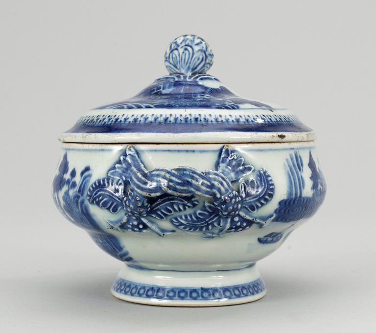 SMÖRTERRIN, porslin. Qing dynastin. Kina 1700/1800-tal.