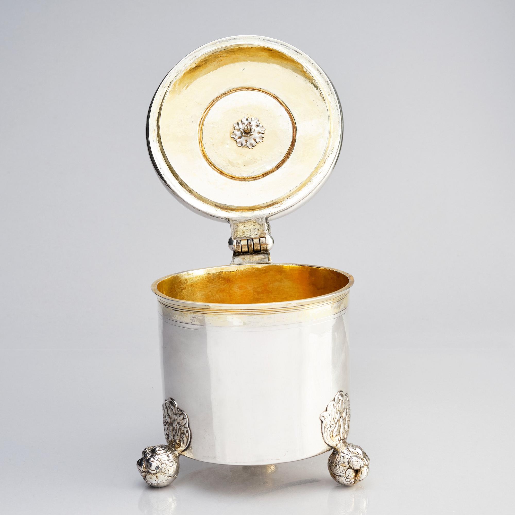 Dryckeskanna, delvis förgyllt silver, sannolikt av Jacob Fleischmann (verksam i Arensburg 1675-1698, Estland). Barock.