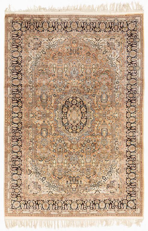 Matta, Kashmir, silke, ca 275 x 190 cm.