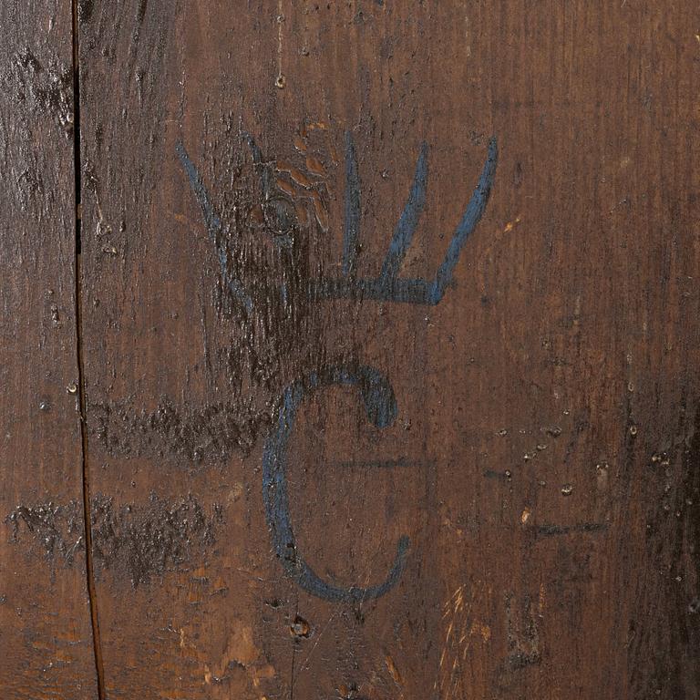 Golvur ur prins Carls samling, senbarock, signerat Peter Knapp Karlshamn N:o 41 (urmakare i Karlhamn, burskap 1749).