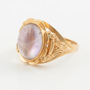Ring, 18K gold with cabochon-cut amethyst.