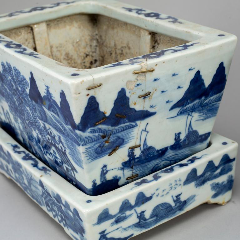 A pair of blue and white dishes, Qing dynasty, circa 1900.