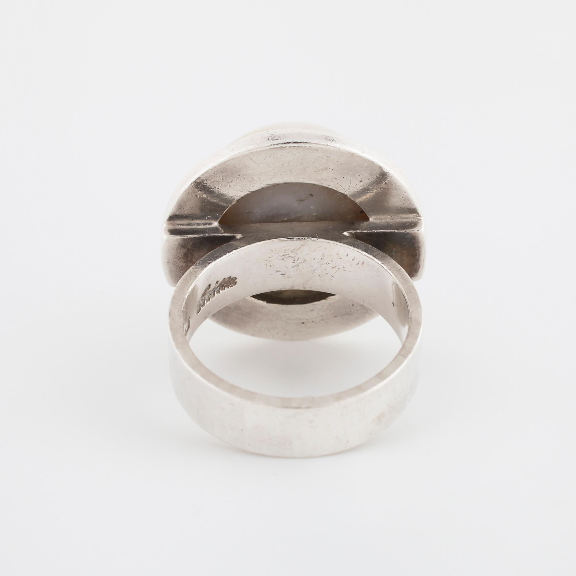 CECILIA JOHANSSON, Göteborg, 1985, ring med mabé pärla.