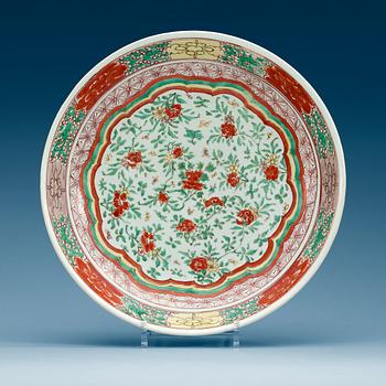 1700. A famille verte dish, Qing dynasty, Kangxi (1662-1722).