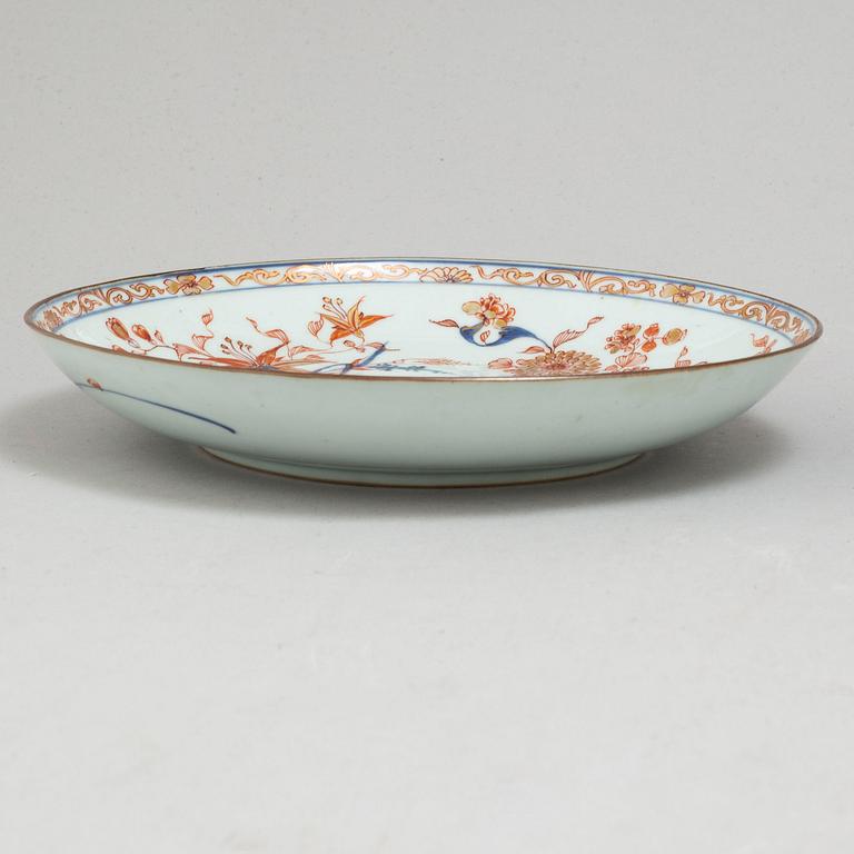 Three imari dishes, Qing dynasty, 18th century.