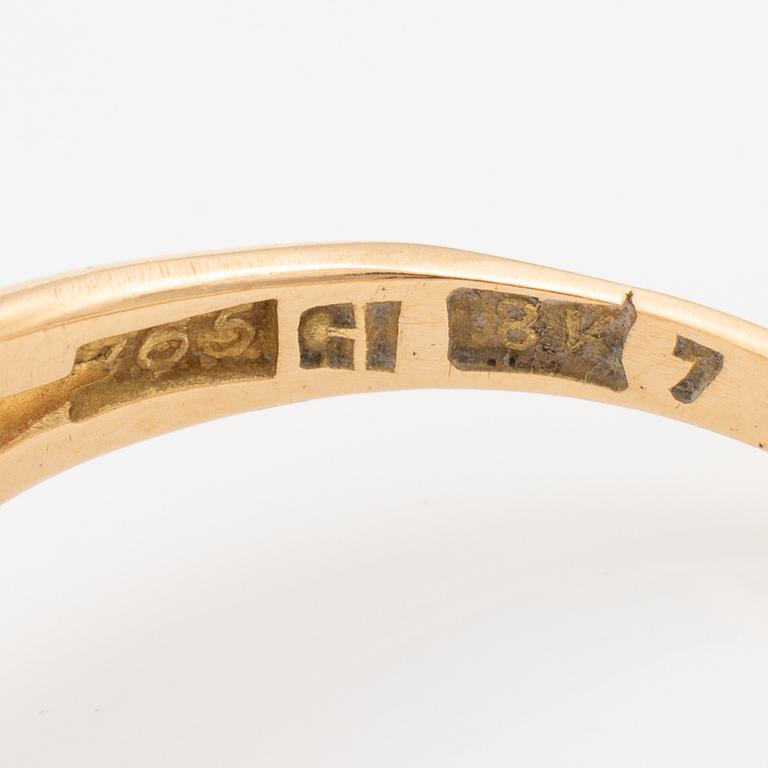 Ring 18K guld blomformad med lätt cushionformad gammalslipad diamant och seedpärlor.