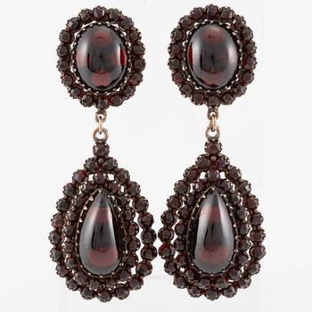 Örhängen förgyllt silver med granater.