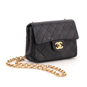 582. CHANEL, a quilted black leather shoulderbag.