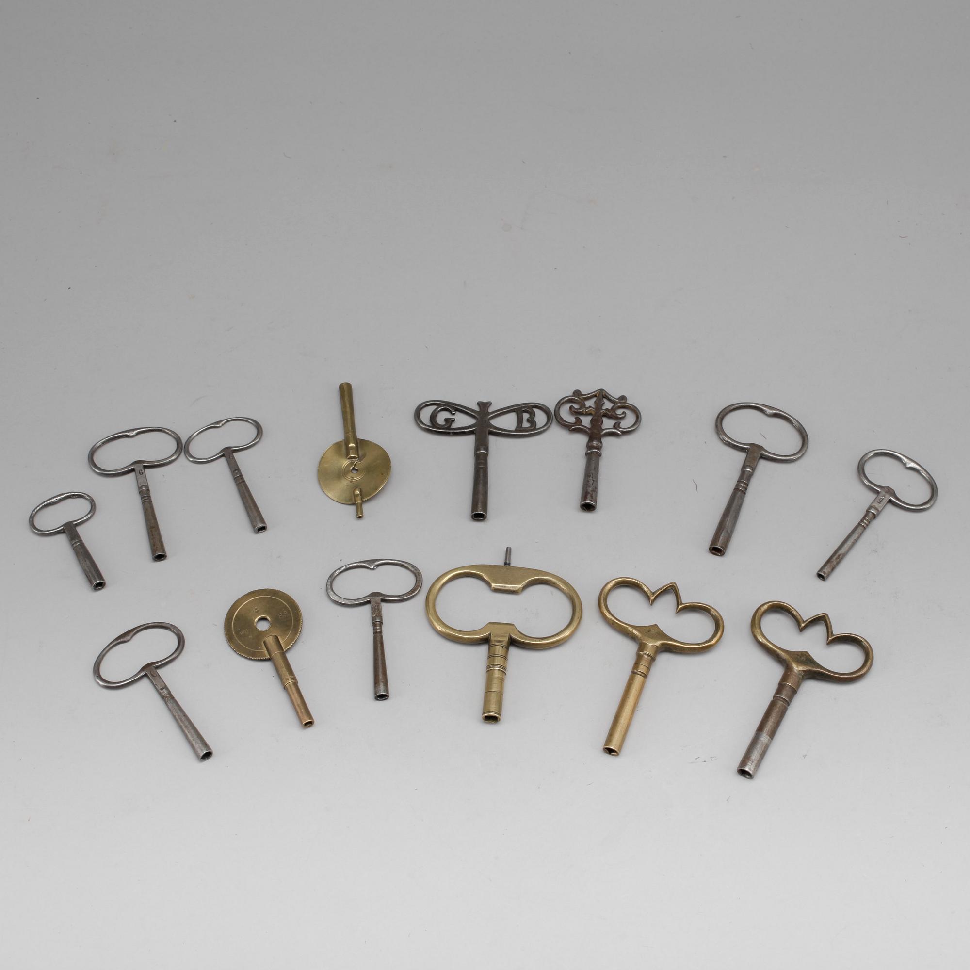 KLOCKNYCKLAR, 14 st, mässing och metall, 1700-1900-tal.