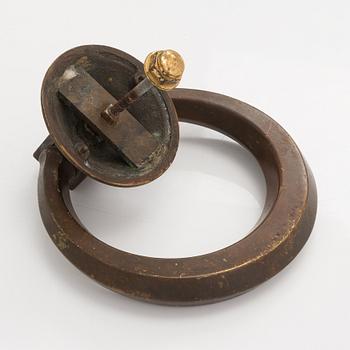Dörrkläpp, brons, 1900-talets första hälft.