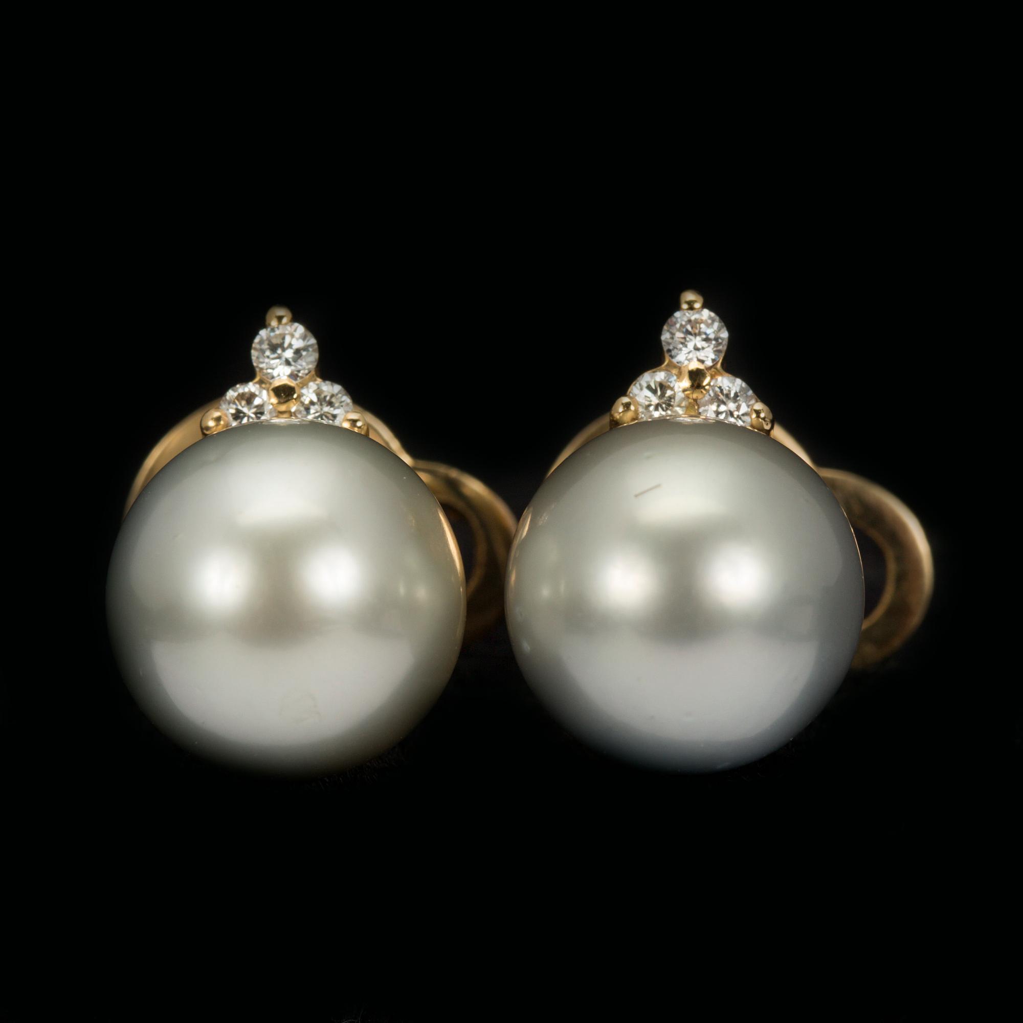 ÖRHÄNGEN, ett par, 14K guld, south sea pärlor, briljantslipade diamanter. Vikt ca 9 g.
