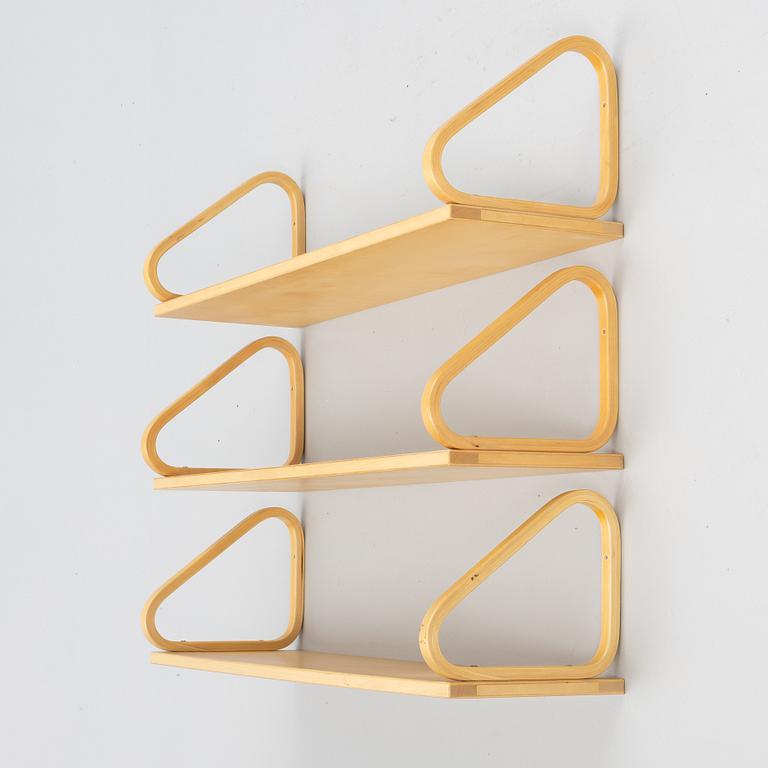 Alvar Aalto, vägghyllor, tre st, modell 112B, Artek, Finland, sent 1900-tal.