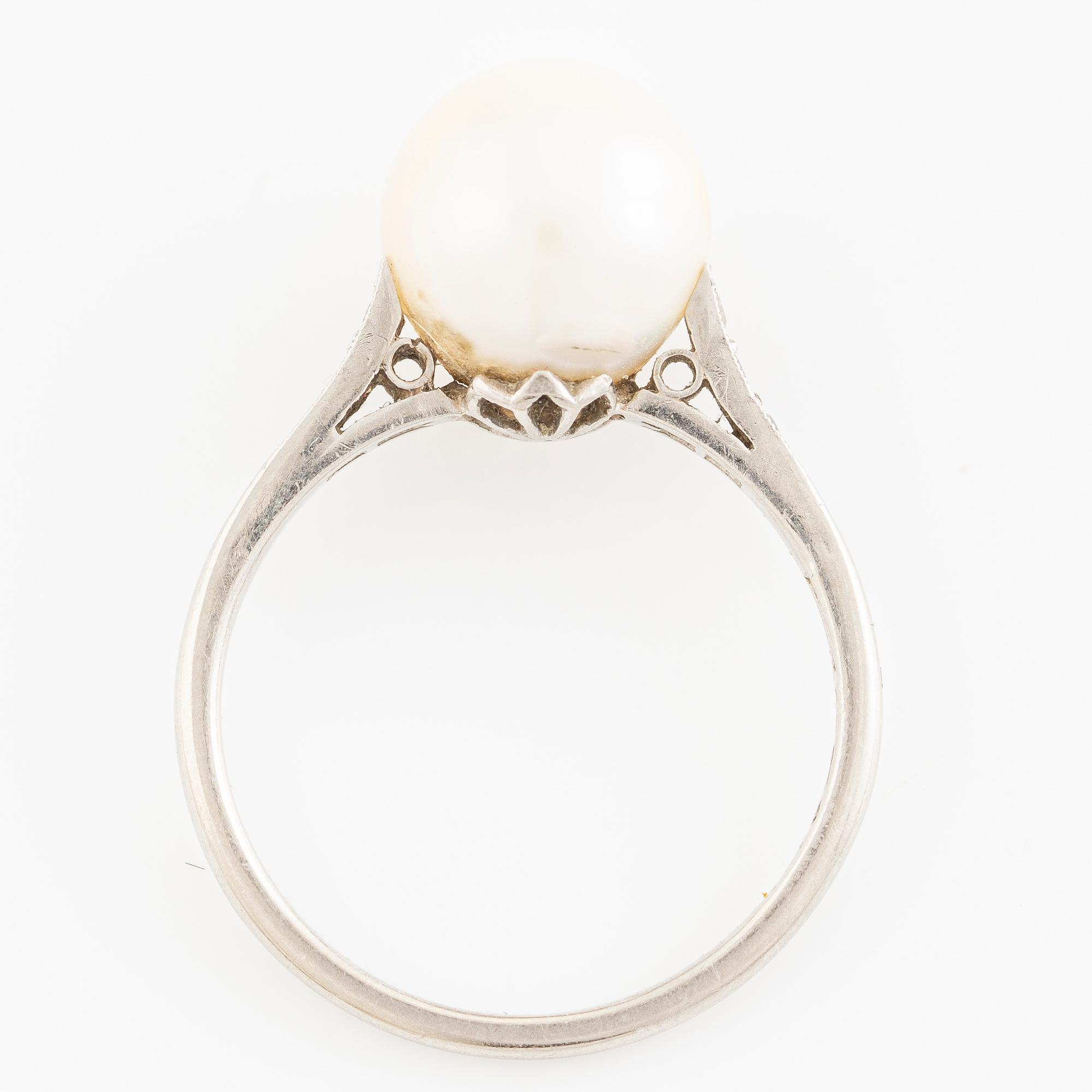 Platinum ring with a pearl and octagon-cut diamonds, 1930s.