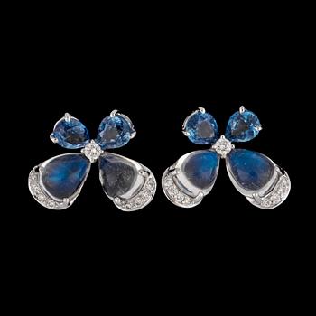 A pair of moonstone, tot. 4.82 cts, blue sapphires, tot. 2.17 cts and brilliant cut diamond earrigns, tot. 0.25 ct.