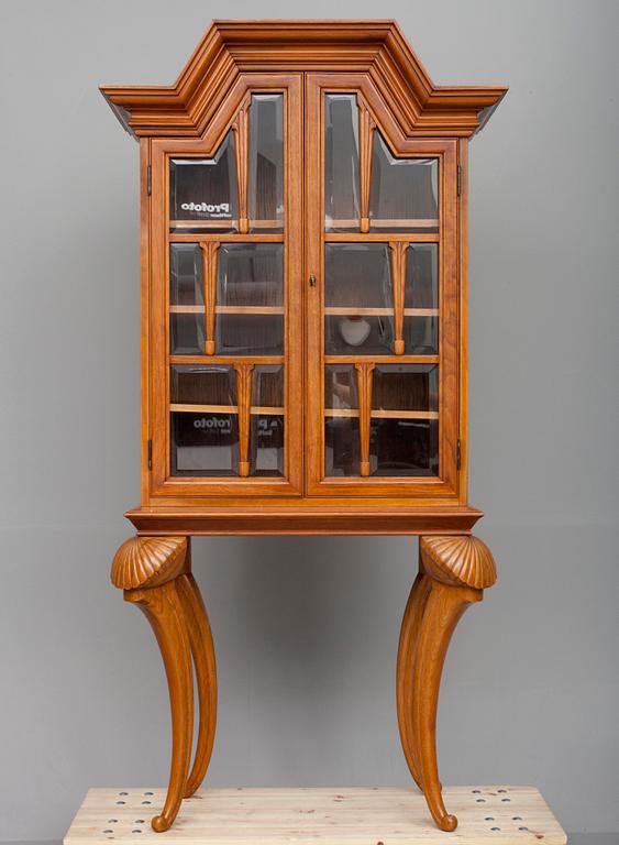 VITRINSKÅP, 1900-talets mitt.