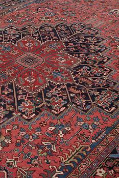 A CARPET, a semi-antique Heriz, ca 589 x 345,5 cm.