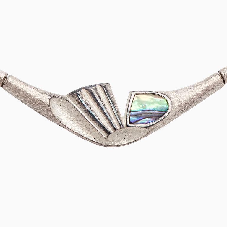 Zoltan Popovits, collier, "Nautilus", silver, pärlemor, Lapponia 2010.