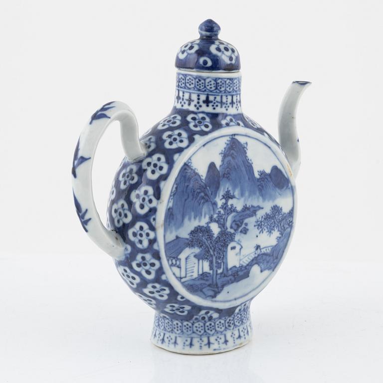 A blue and white tea pot, Qing dynasty, China, 19th century.