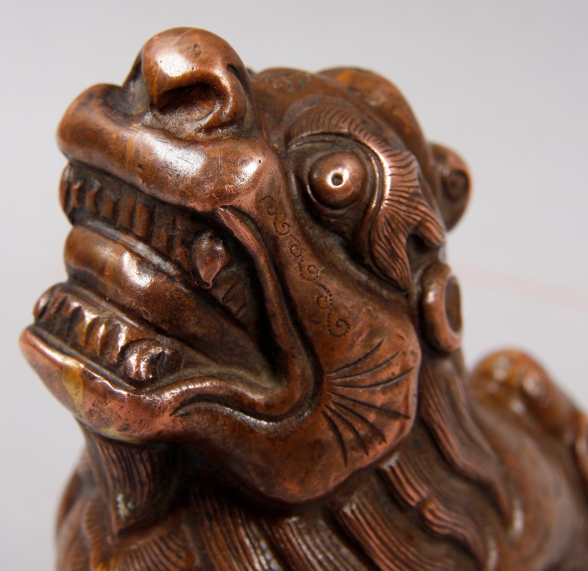 SIGILL SAMT FIGURIN, metall resp sten. Kina.