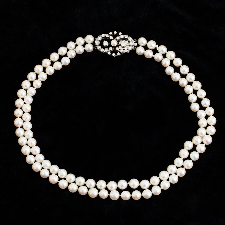 A TWO STRAND PEARL NECKLACE.