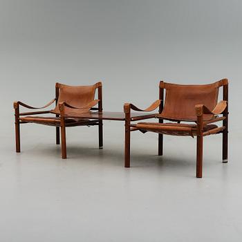 FÅTÖLJER, 1 par MED AVLASTNINSGBORD, "Sirocco", Arne Norell, 1900-talets andra hälft.