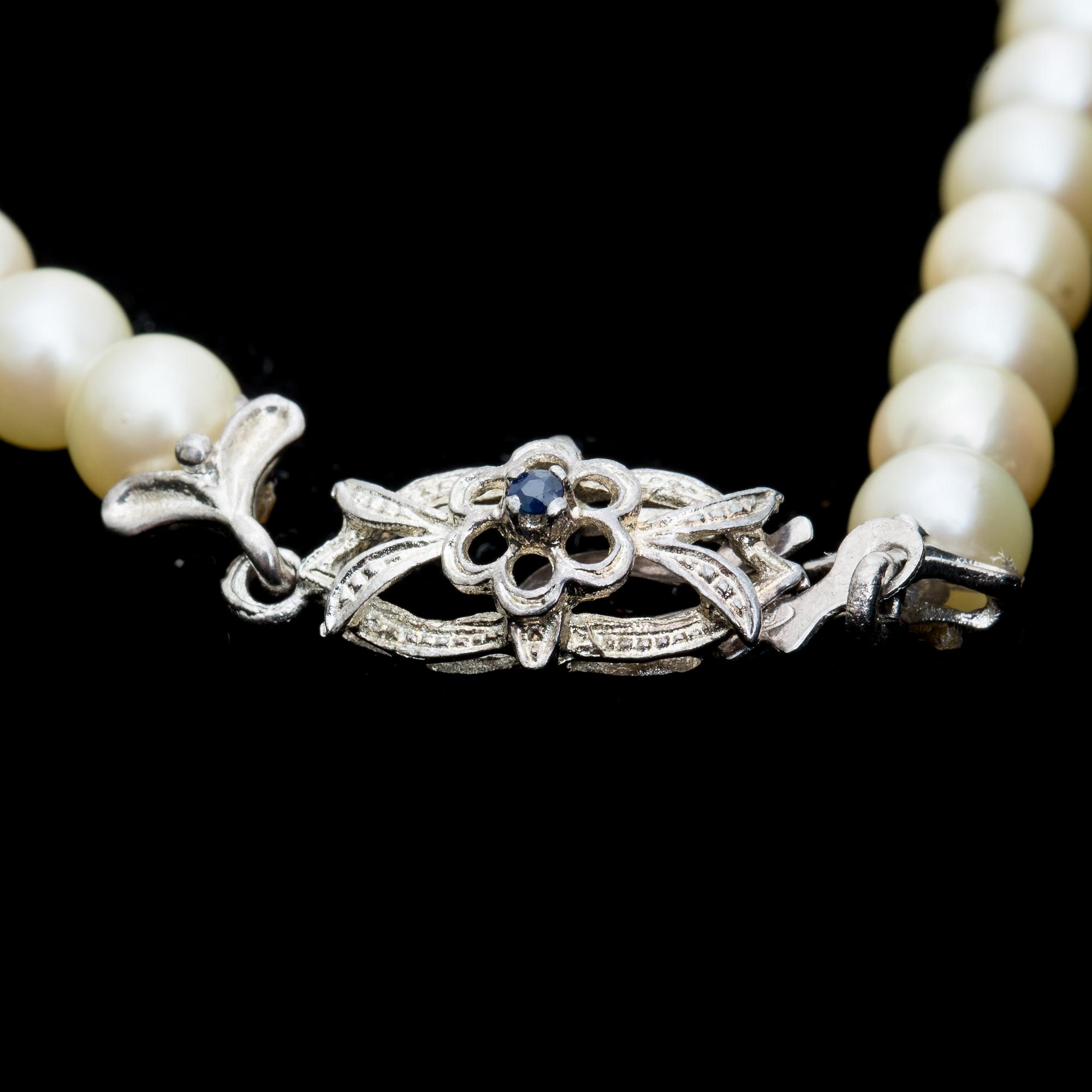 ARMBAND, odlade saltvattenspärlor med silverlås.