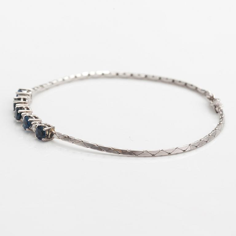 Armband, 14K vitguld, safirer, diamanter ca. 0.20 ct tot enl gravyr.