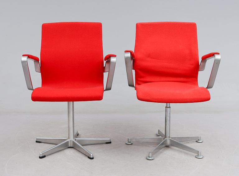 SKRIVBORDSSTOLAR, 2 st, "Oxford", Arne Jacobsen, för Fritz Hansen, Danmark, 1983 respektive 1986.