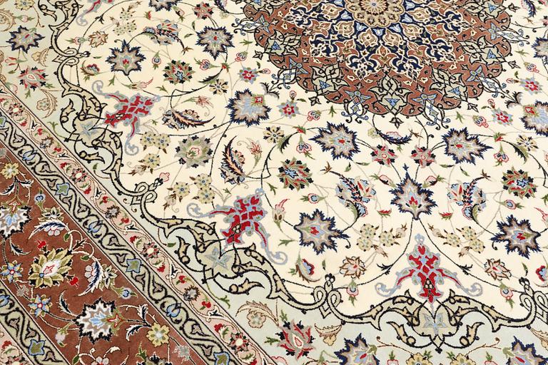 A part silk Tabriz carpet, so-called 50 Radj, approx. 271 x 252 cm.