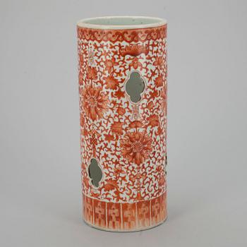 PERUKSTOCK / HATTSTÄLL, porslin, Kina, omkring 1900.