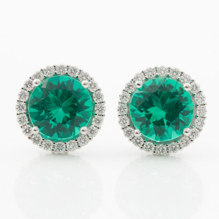 Örhängen 18K vitguld med syntetiska smaragder och briljantslipade diamanter.