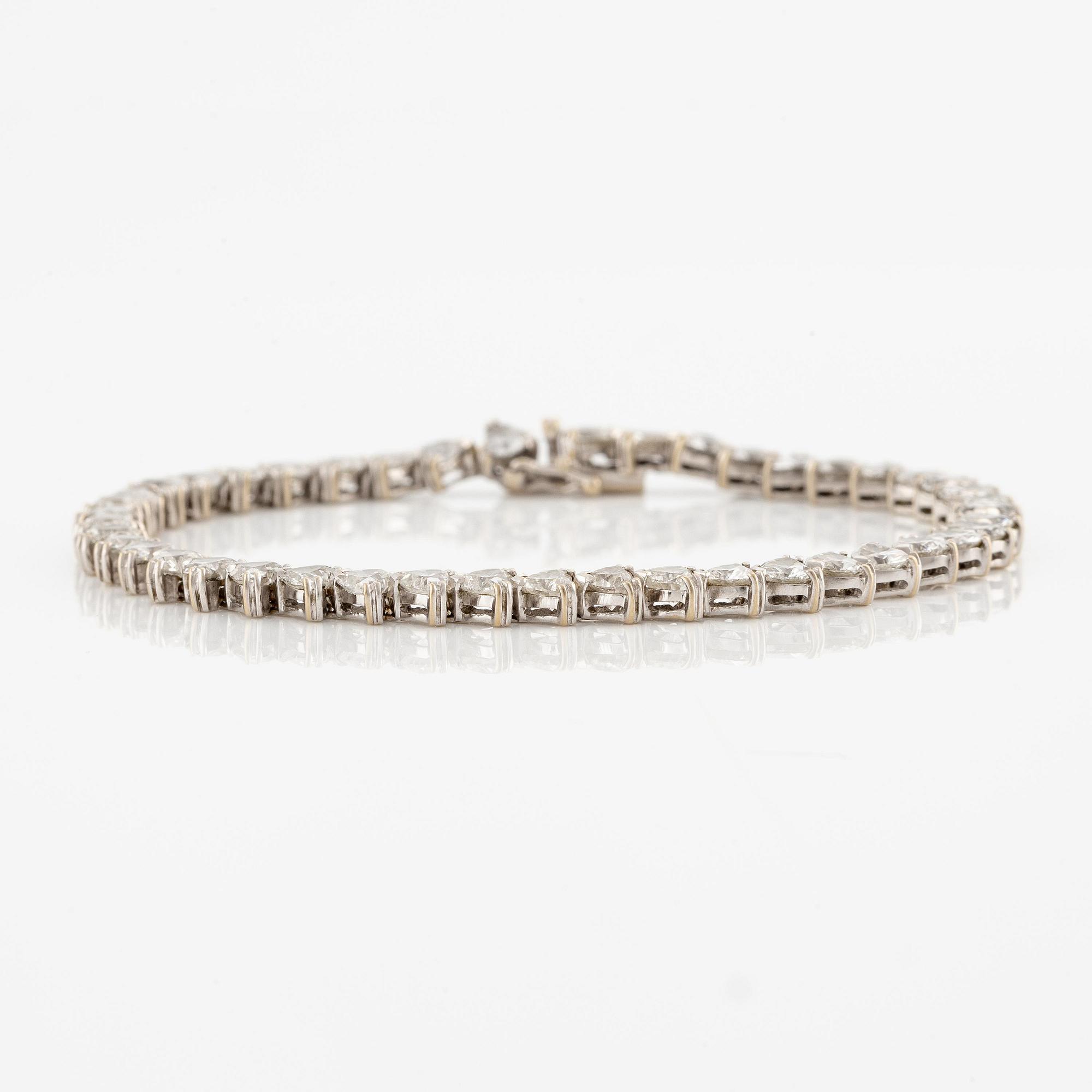 Armband 18K vitguld med hjärtformade briljantslipade diamanter.