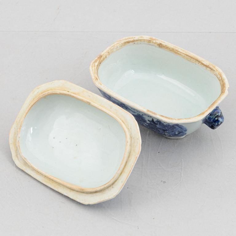 A blue and white small tureen with cover and stand, Qing dynasty, Qianlong (1736-95).