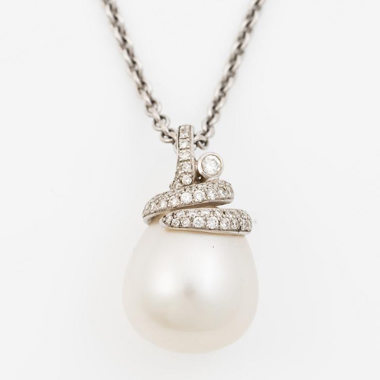 Necklace in 18K white gold with a cultured South Sea pearl and brilliant-cut diamonds. Jovenia.