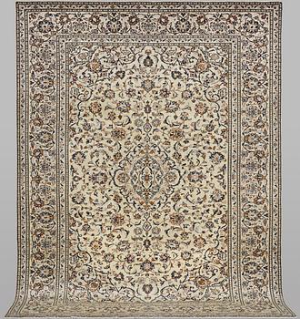 A carpet, Kashan, ca 298 x 199 cm.