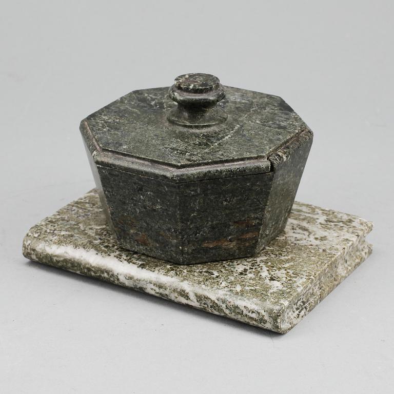 SMÖRASK samt BREVPRESS, troligen kolmårdsmarmor, 1800-tal.