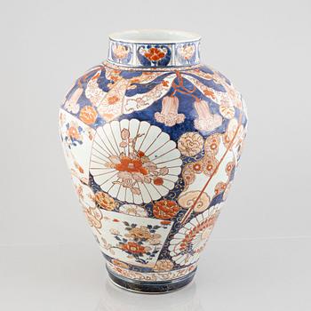 A large Japanese imari porcelain urn, Meiji (1868-1912).