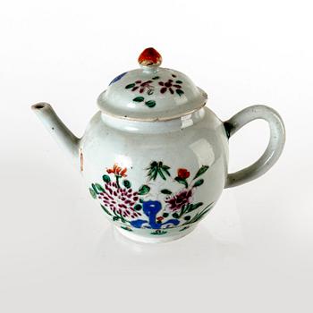 A Chinese 18th century porcelain tea pot.