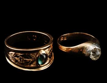RINGAR, 2 st, 18k guld, omkring 1900. Vikt 14 g.