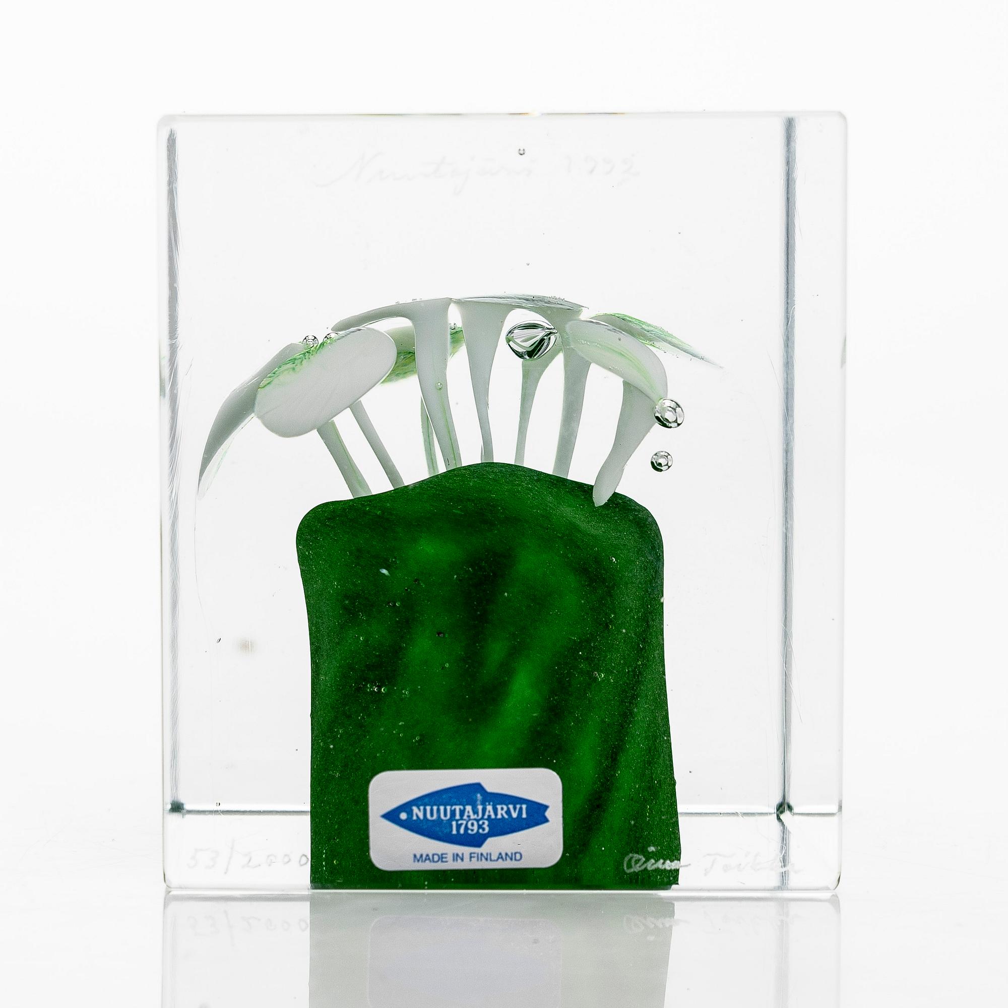 Oiva Toikka, årskub 1992, signerad Oiva Toikka Nuutajärvi 1992, numrerad 53/2000.