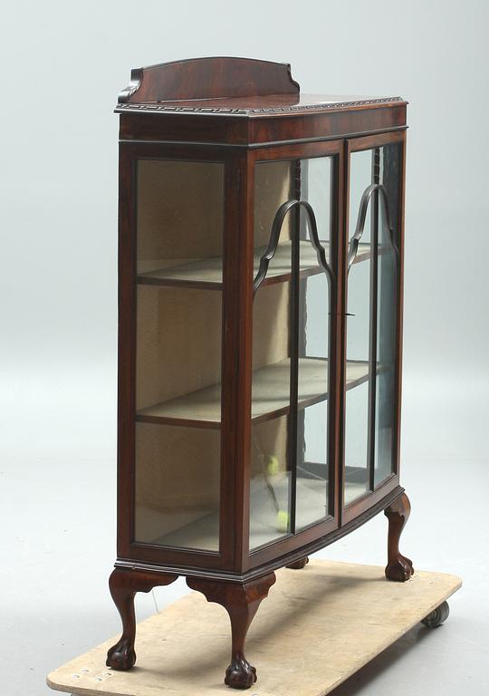 VITRINSKÅP, engelsk stil, 1900-talets första häft, England.